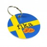 Nyckelring Fika Kanelbulle blå-gul med svart text