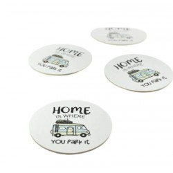 Glasunderlägg "Home is where you park it husbil" vit med pastellfärgad husbil
